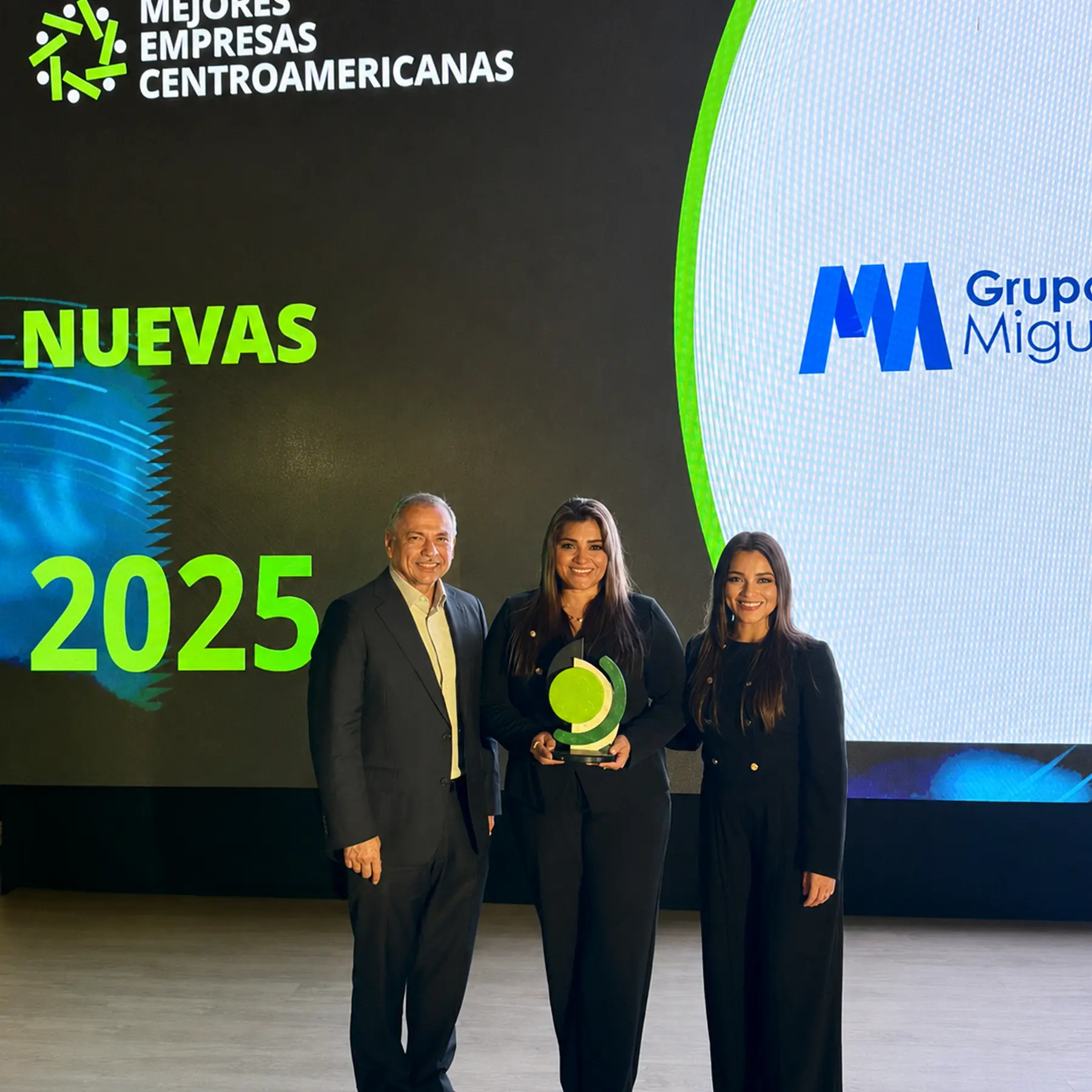 Equipo de Industrias Miguel Ángel recibiendo reconocimiento empresarial en El Salvador