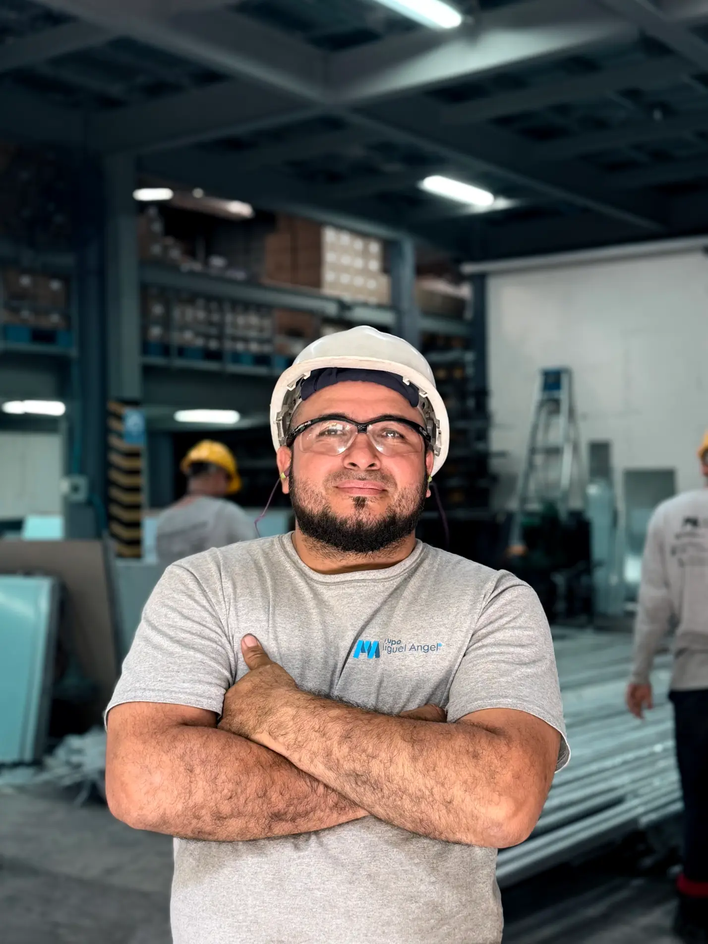 Operario industrial con equipo de protección y casco de seguridad en El Salvador