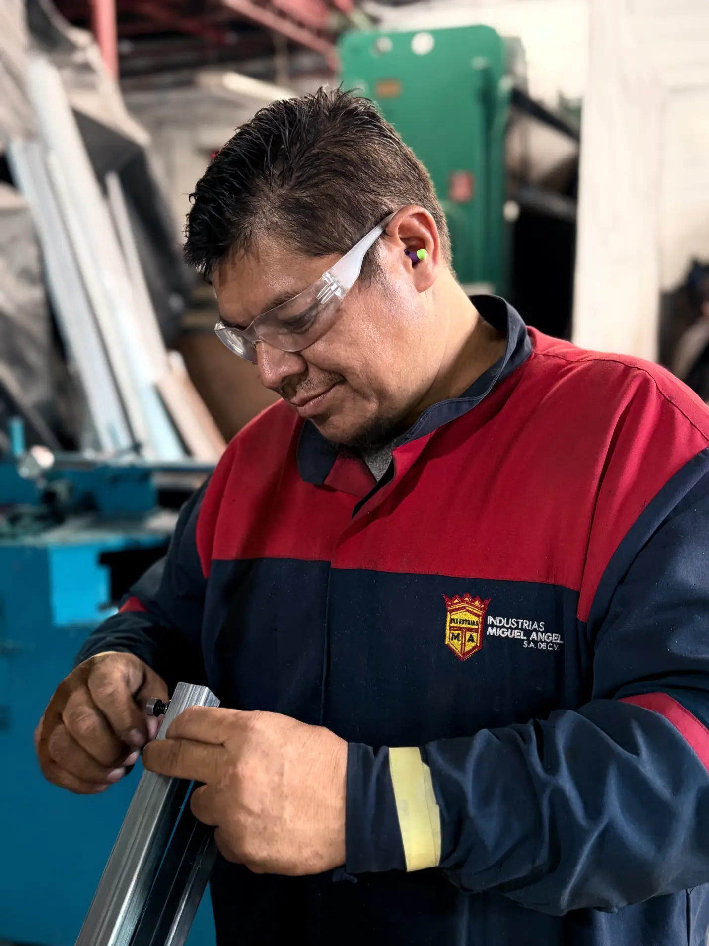 Técnico calificado trabajando en ensamblaje metálico en Industrias Miguel Ángel El Salvador