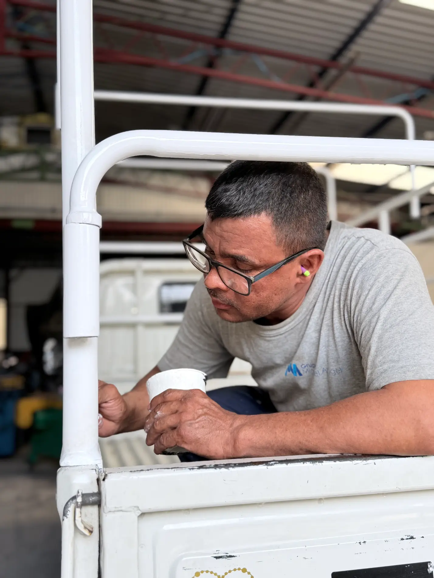 Especialista de taller revisando control de calidad y planos en El Salvador